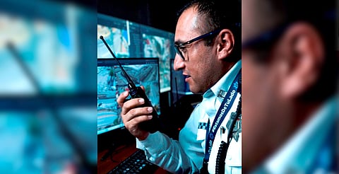 Este nuevo equipamiento permitirá a los oficiales mantener una comunicación clara y efectiva, esencial para cualquier operación policial