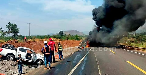Muere calcinado chofer de tráiler tras accidente en la Siglo XXI