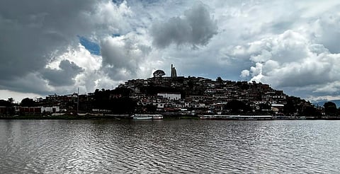 "El lago de Pátzcuaro comienza a recuperarse", aseguran tras primeras lluvias