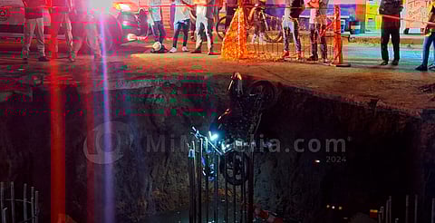 Jóvenes en moto derrapan y caen en pozo de obra del teleférico en Uruapan