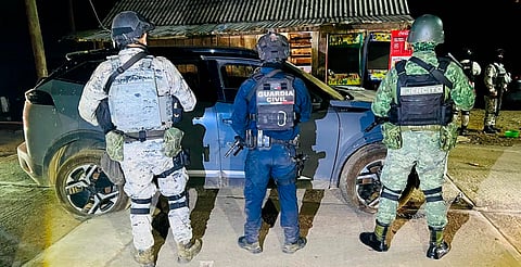 Aseguran 6 vehículos robados, un arma y explosivos en Chilchota, Michoacán