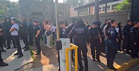 Policías de la Guardia Civil toman la SSP y bloquean el libramiento de Morelia