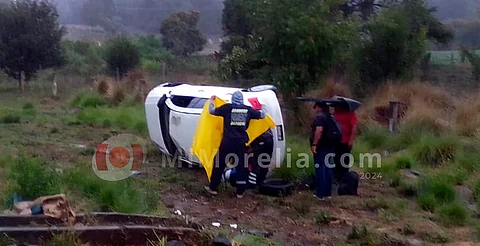 Auto vuelca y se sale de la carretera, en la autopista Siglo XXI