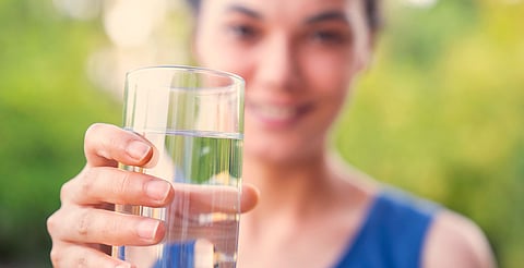 Hidrata tu cuerpo para prevenir malestares por el calor: SSM