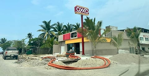 Oxxo llega a Playa Azul, Michoacán, y divide opiniones