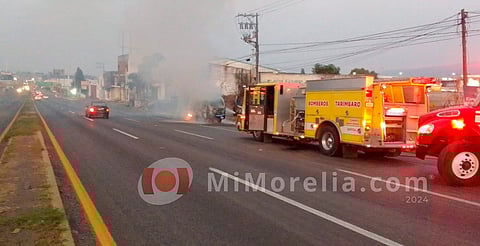 Se incendia combi azul en la entrada a Erandeni; no hay heridos