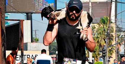 Atleta ayuda a perrito atropellado, pero lo abandona después de tomarse la foto en la meta