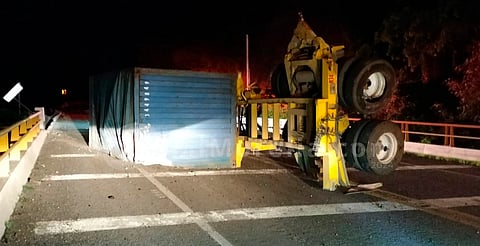 Remolque “se zafa” de tráiler y vuelca en la autopista Siglo XXI