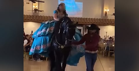Caballo tumba a quinceañera; "quería impresionar y lo hizo", dicen