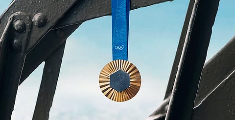 Medallas para Juegos Olímpicos de París 2024, traen metal de la Torre Eiffel