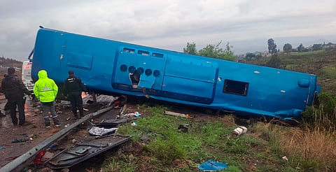 Vuelca autobús con 35 pasajeros en la autopista Puebla-Atlixco