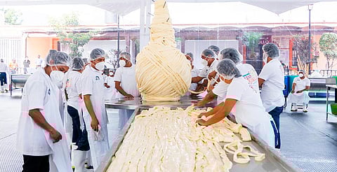 Fabrican Queso Oaxaca de más de una tonelada y obtiene el Récord Guinness