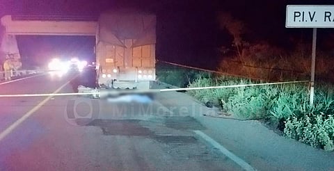 Motociclista muere tras chocar por alcance contra camión de carga en la Siglo XXI