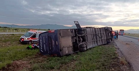 Reportan ocho muertos tras volcadura de autobús ruta Morelia-Monterrey