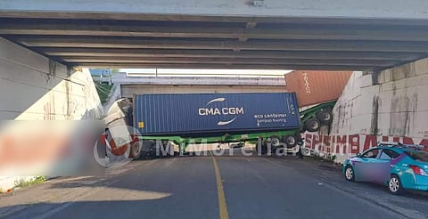 Tráiler cae de puente en autopista; bloquea acceso a Huaniqueo