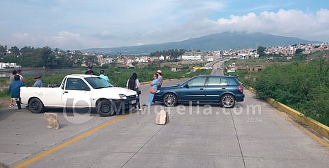 Bloquean en Galaxia, Tarímbaro, para exigir restitución de terrenos donde hay una avenida