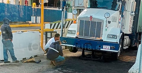 Tráiler queda atorado en rampa anti-evasión en caseta de la Siglo XXI