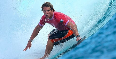 Alan Cleland de México avanza a octavos en surf de París 2024
