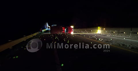 Vuelca camioneta cargada con mangos en la autopista Siglo XXI