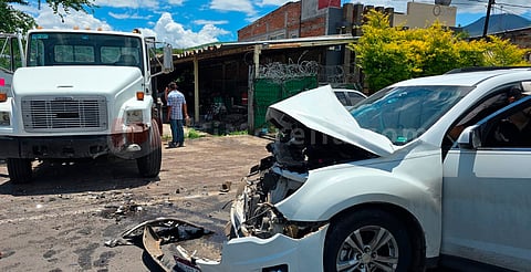 Choque entre camioneta y camión de carga en la Zamora-Morelia, deja un lesionado