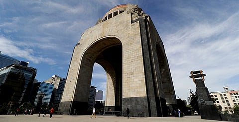 Empleado de limpieza muere al caer del Monumento a la Revolución