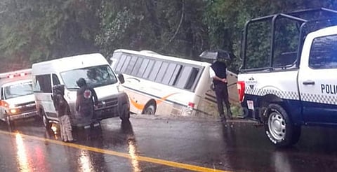 Cae autobús a desnivel en la libre Uruapan-Pátzcuaro; hay heridos