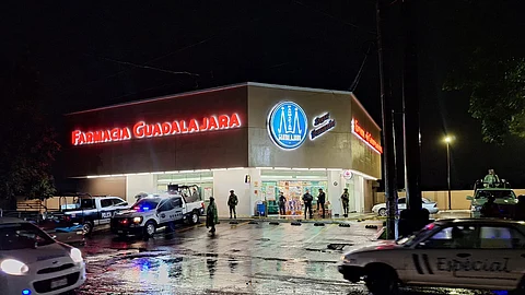 Durante asalto balean a empleadas de Farmacias Guadalajara; una muere