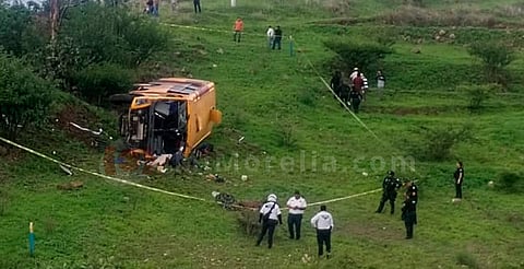 FGE investiga accidente en carretera a Ciudad Salud; dejó 2 muertos y 42 heridos