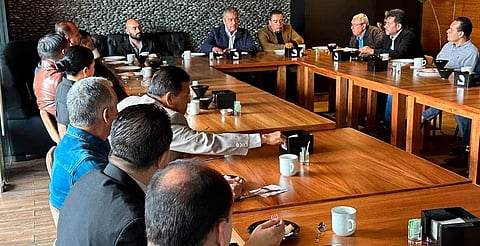 Aparece ex auditor, señalado por presunta corrupción, en reunión con el senador electo, Raúl Morón