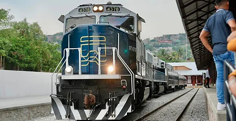 Va Sheinbaum por más trenes de pasajeros en México durante su sexenio