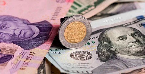Peso mexicano cae frente al dólar y bolsas del mundo se desploman por temor a recesión en Estados Unidos