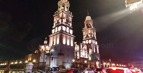 Ni la lluvia pudo apagar el encendido de Catedral en la capital michoacana