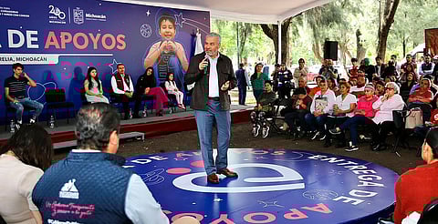 Entrega Bedolla apoyos a familias cuidadoras de menores con cáncer