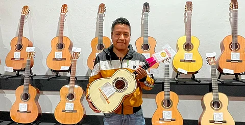 Entregan premios a ganadores del concurso de Guitarra y Juguete en Paracho