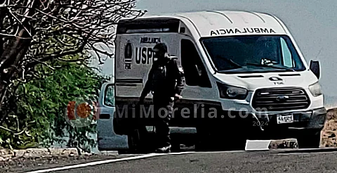Balean a 2 ocupantes de un auto en Copándaro; uno murió