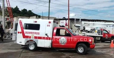 Muere electrocutado y su compañero queda herido, en Michoacán