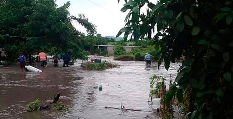 Fuertes lluvias generan desborde de ríos y arroyos en Múgica