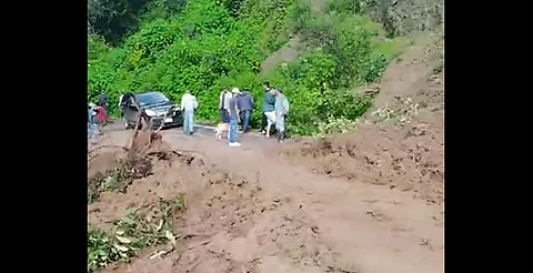 Reportan deslave en carretera a Mil Cumbres