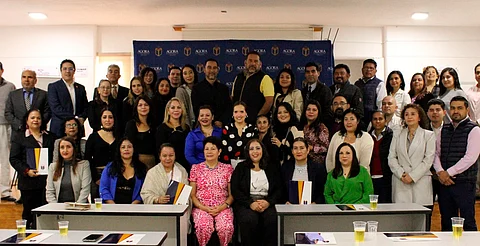 Entrega Universidad Ágora Hispanoamericana reconocimientos a egresados del diplomado en Administración Pública