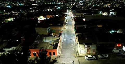 Alfonso Martínez instala luminarias en la colonia Independencia