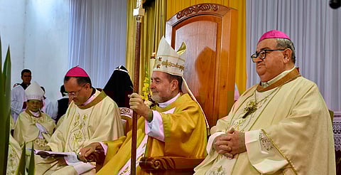 Arzobispo de Morelia le entrega el báculo al nuevo obispo de Tacámbaro