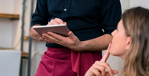 Revisarán restaurantes para garantizar salarios justos a meseros y no solo propinas