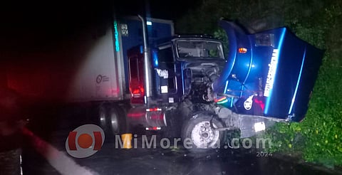 Chocan tráiler y camioneta en la Pátzcuaro - Copándaro