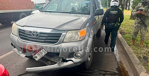Camioneta de Semar involucrada en choque sobre el libramiento de Morelia