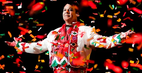 Barbie se viste de gala y hace homenaje a Juan Gabriel con muñeca de colección
