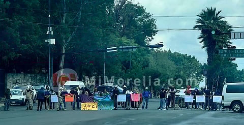 Se manifiestan Kuarichas en Casa Michoacán; hubo 3 conatos de riña