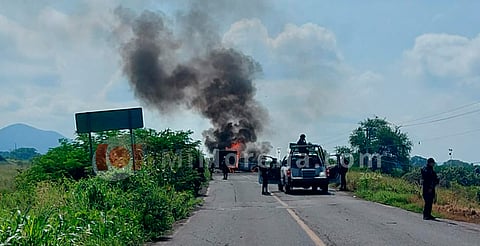 Emboscan a comisario regional, en Apatzingán; bloqueos y quemas de vehículos siguen