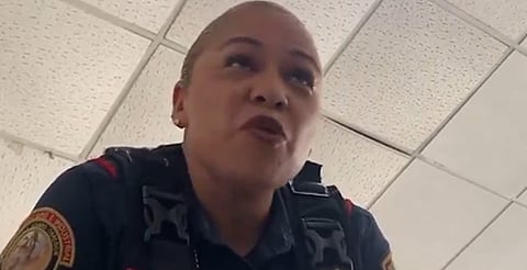 Evidencian a policía agresiva con detenido; presume que no le hacen nada