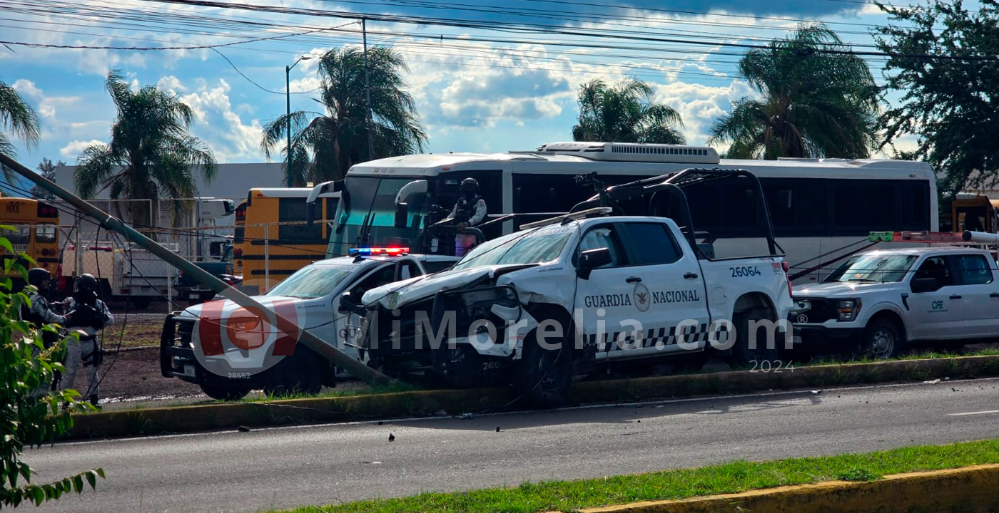 Chocan patrulla de la Guardia Nacional y taxi en central camionera de Zamora