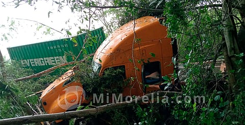 Dos tráileres se salen del camino en distintos puntos de la Autopista Siglo XXI